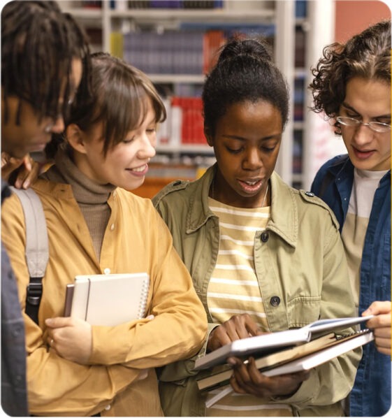 Jovem estudando em casa, curso EJA Fundamental